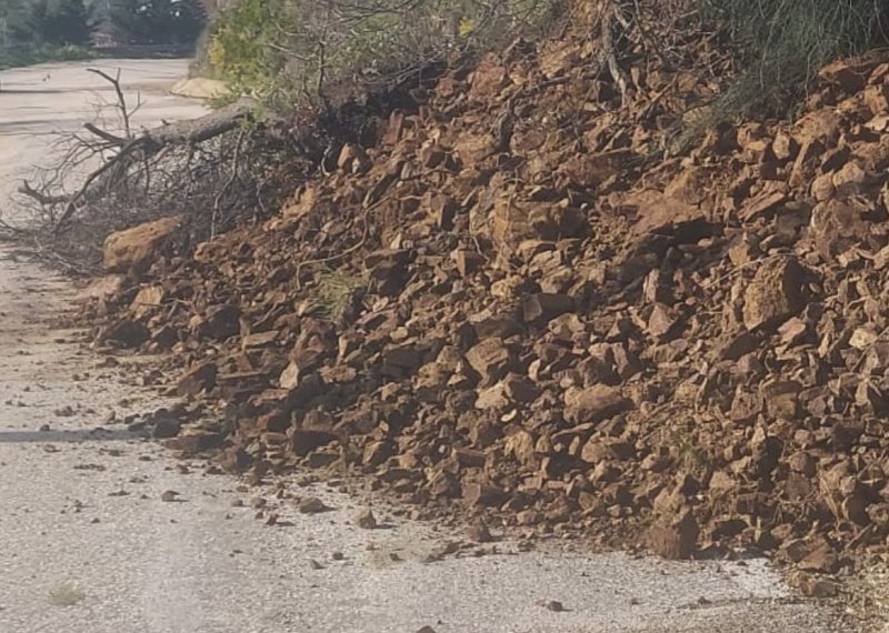 MUDANYA\'DA GECE SAATLERİNDE MEYDANA GELEN HEYELAN PANİĞE YOL AÇTI