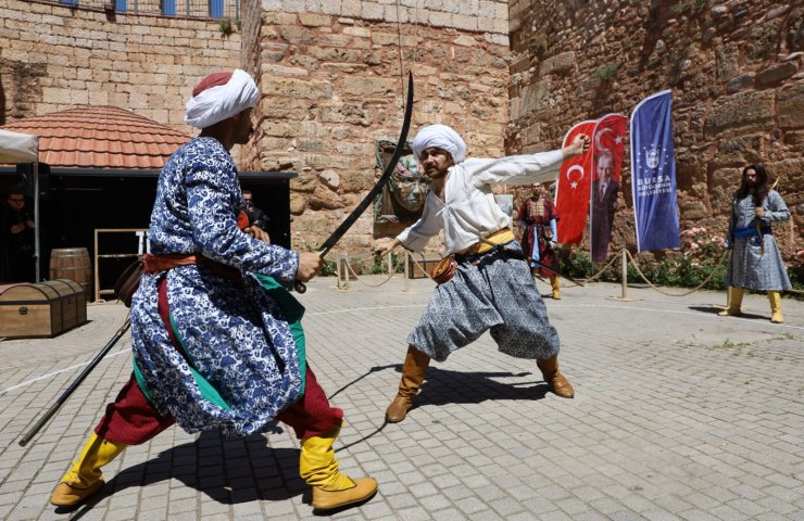 TÜRK KILIÇLARI ZİNDANKAPI\'DA ÇARPIŞTI