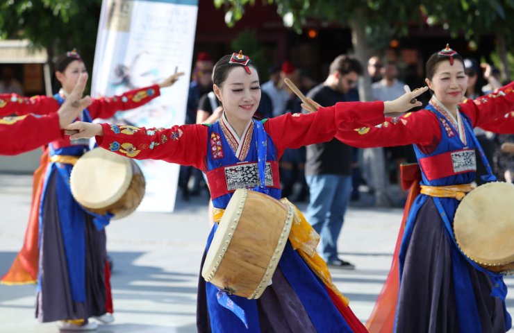 HALK DANSLARI RÜZGÂRI BURSA\'NIN DÖRT BİR YANINI SARDI